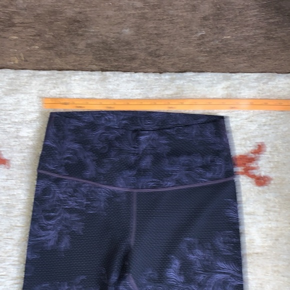 Like New- Lululemon- Size 10- High Rise Wunder Unders- 💜&🖤- 28” Inseam - Picture 4 of 13